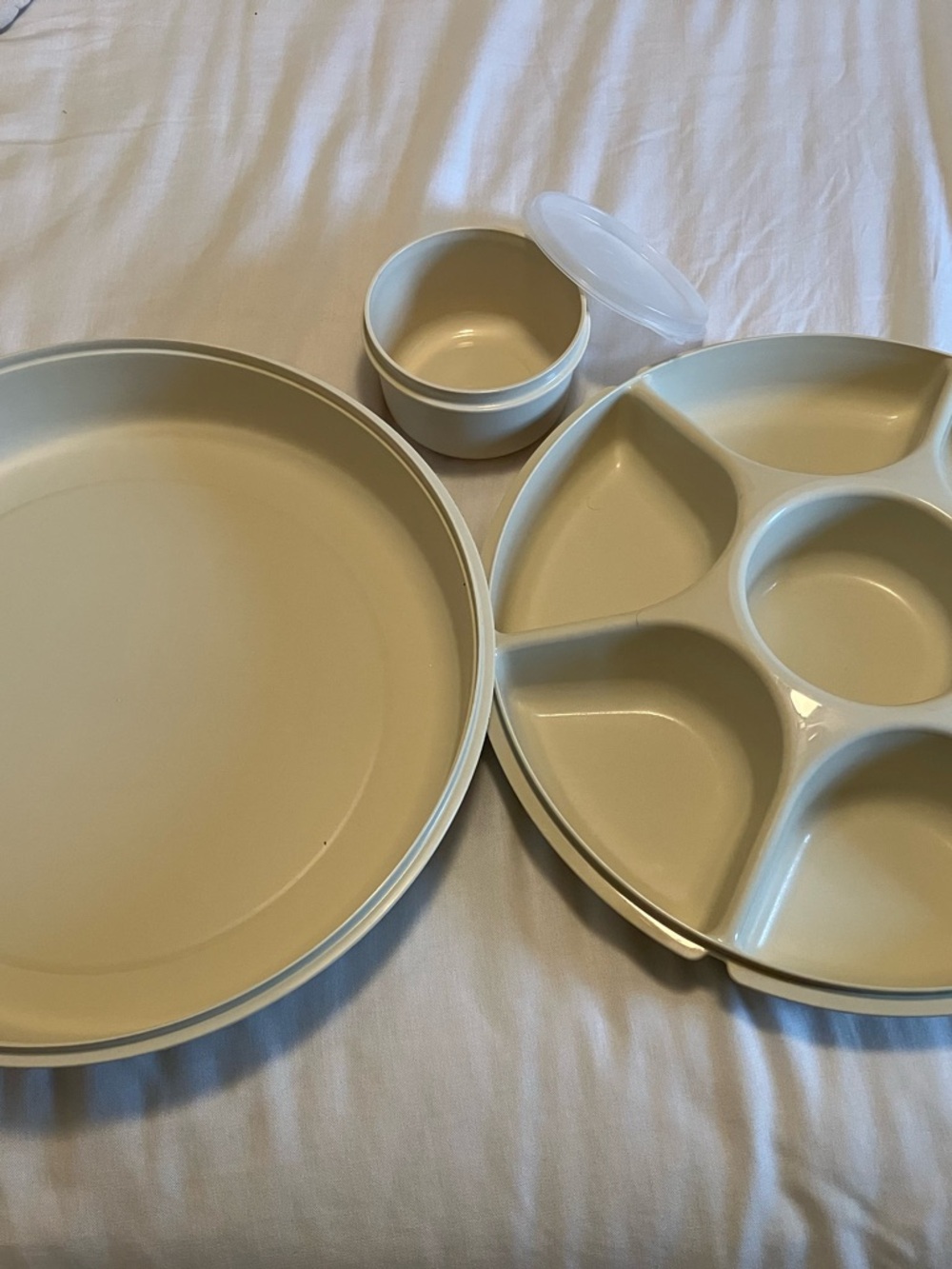 Tupperware Vegetable Dip Snack Serving Tray 1665-1 with Lid and Dip Bowl w/ Lid
